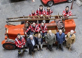 Cuerpo de los Bomberos Voluntarios con María Isabel Urrutia, hoy, durante su visita al parque