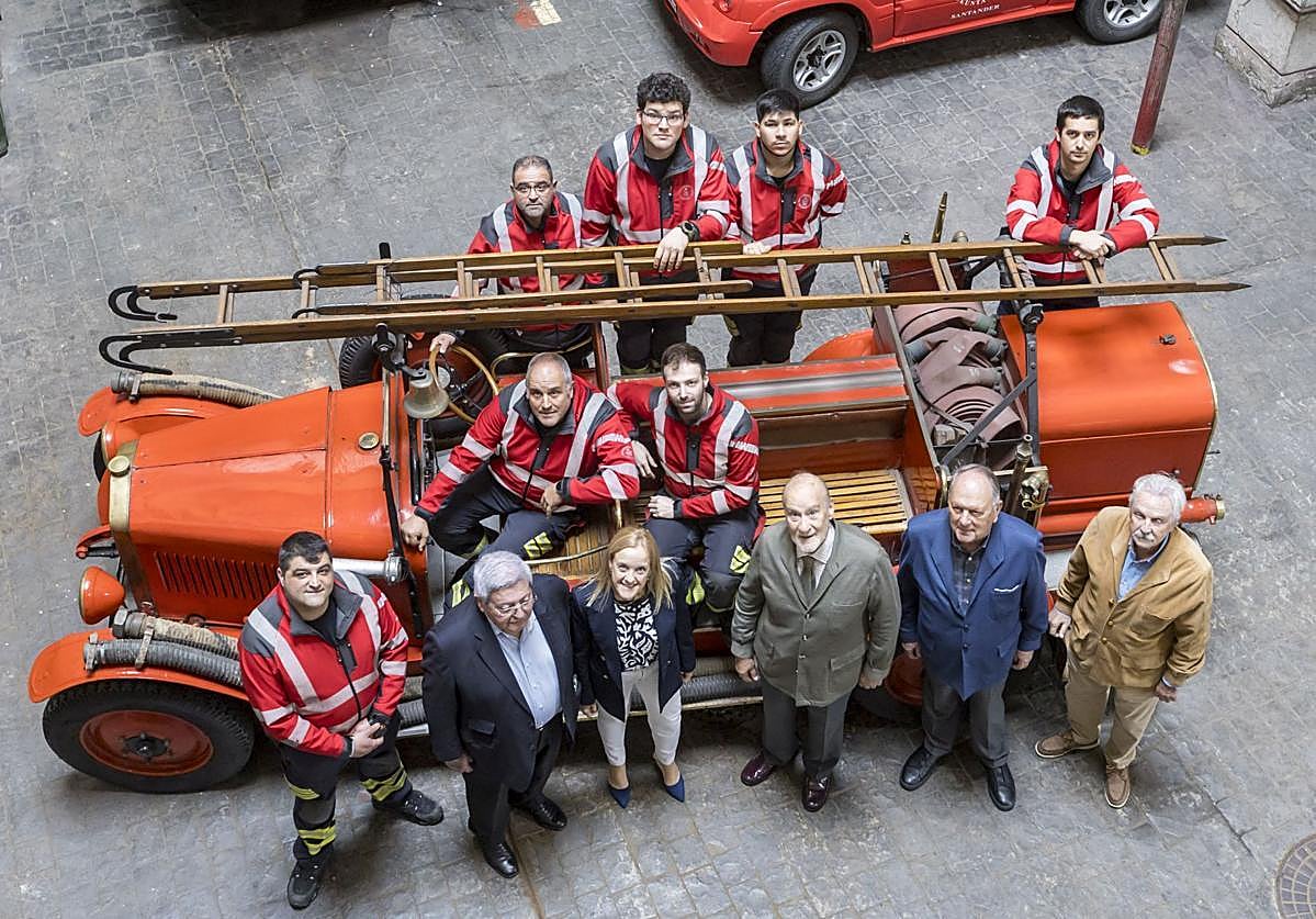 Cuerpo de los Bomberos Voluntarios con María Isabel Urrutia, hoy, durante su visita al parque