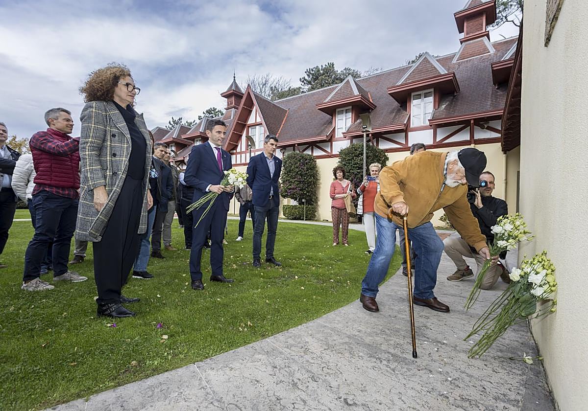 Antonio Ontañón realiza la ofrenda floral en La Magdalena junto a Paz de la Cuesta, Pedro Casares y Daniel Fernández.
