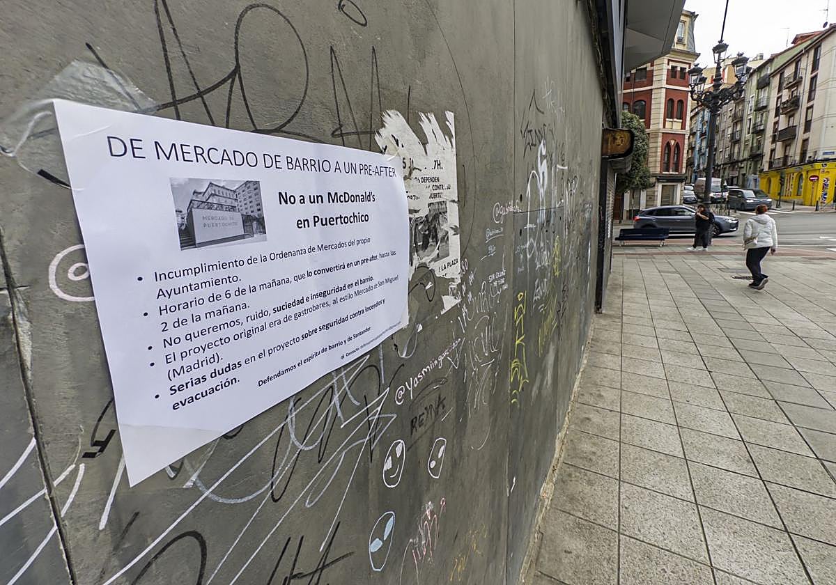 Cartel colocado por los vecinos en contra del McDonald's, frente al Mercado de Puertochico.