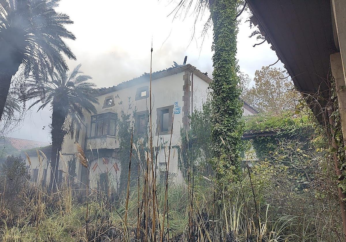 El edificio principal de La Remonta, rodeado de humo tras uno de los incendios.