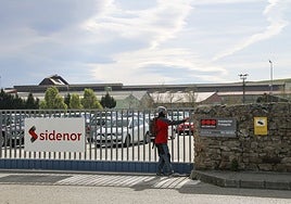 Una persona accede al recinto industrial de Sidenor ubicado en Reinosa.