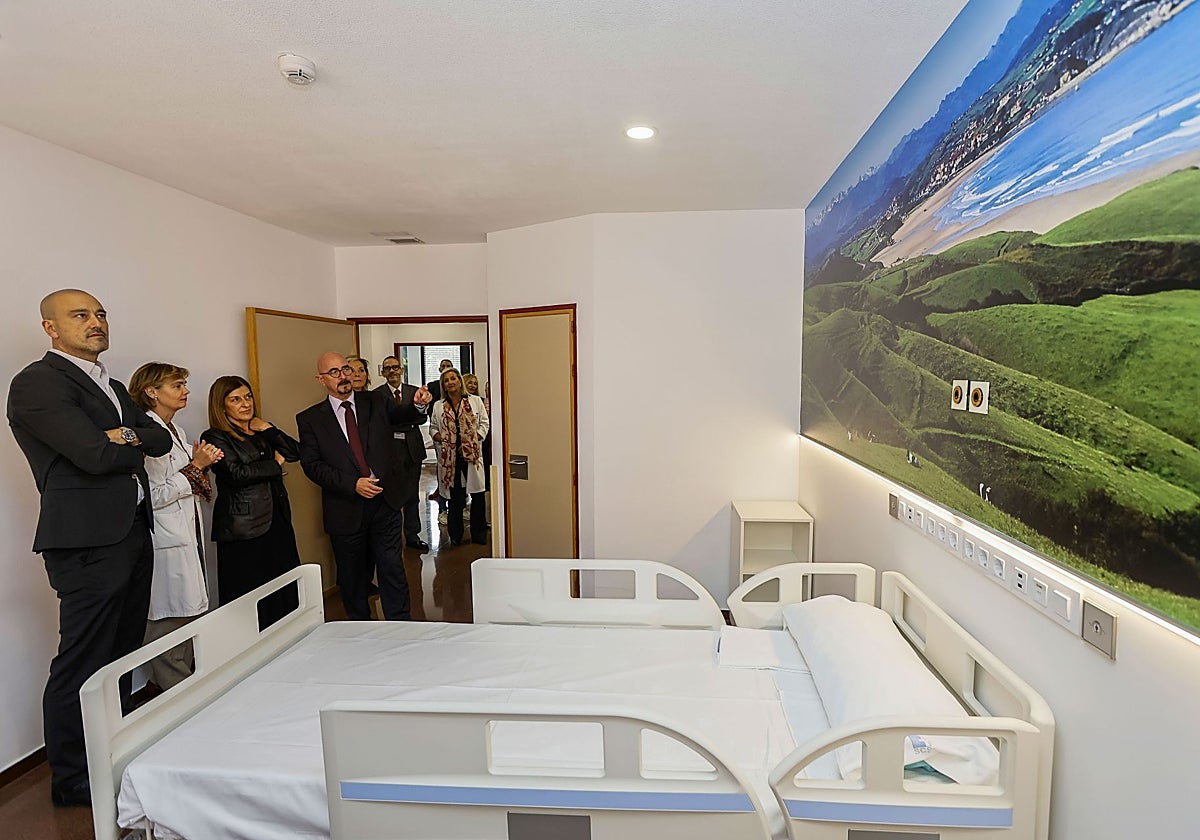 Javier López Estrada, María Gutiérrez, María José Sáenz de Buruaga y César Pascual visitan una de las estancias de la nueva Unidad, este viernes, en el Hospital Sierrallana.