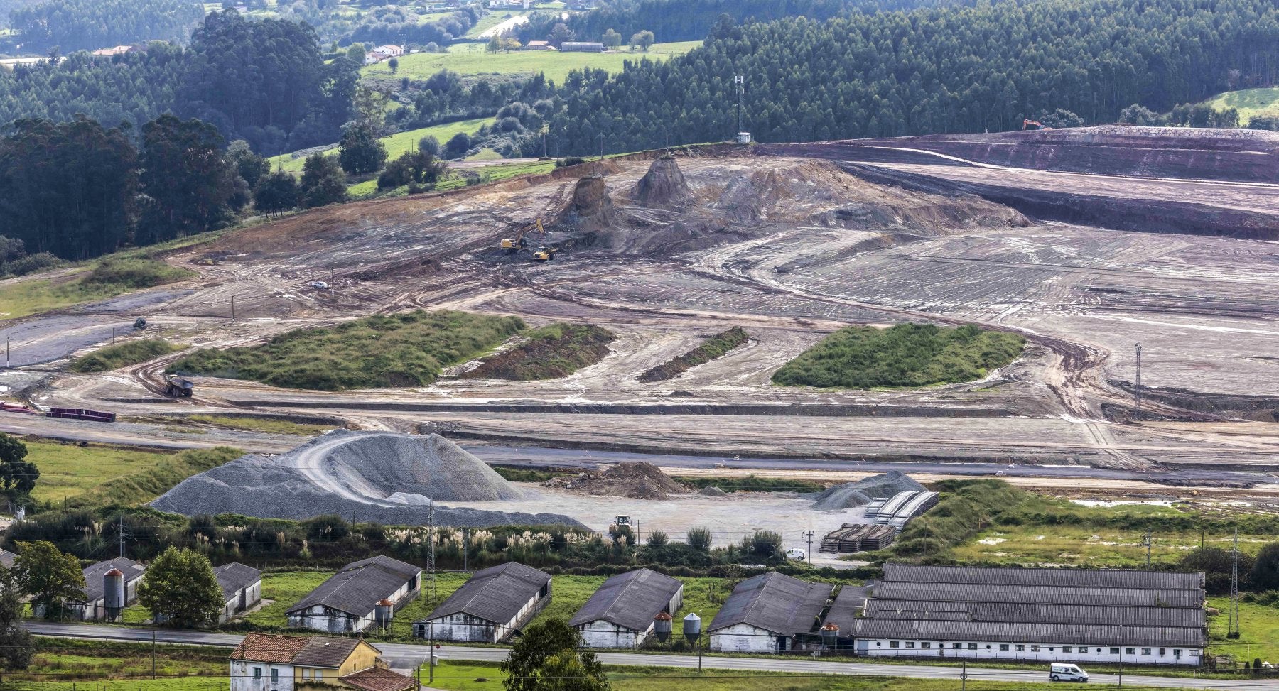 Las obras del futuro centro logístico en la explanada de La Pasiega.