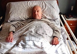 Avelino Jorrín, expolicía nacional, en la cama.