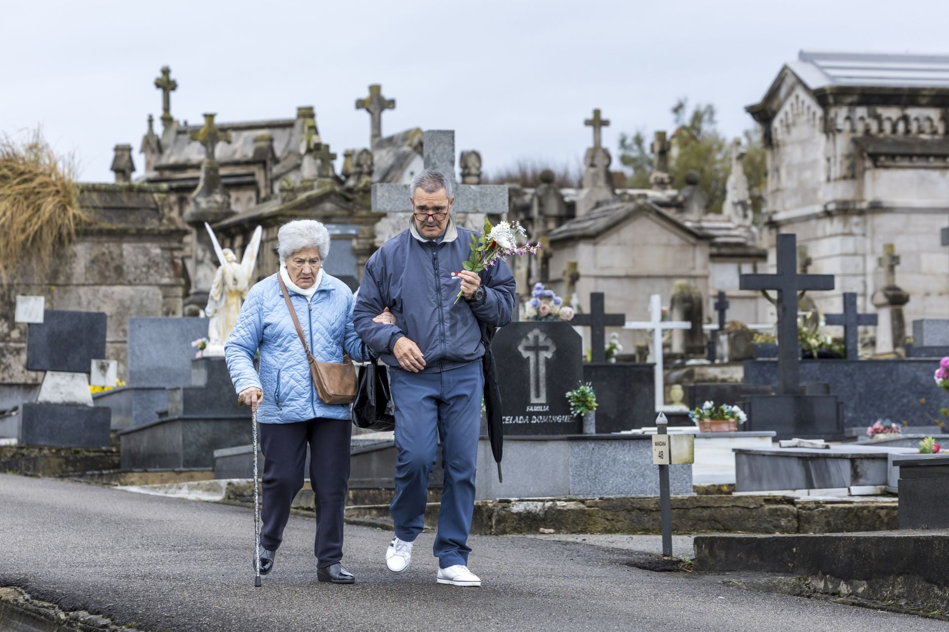 Con flores en el brazo para visitar a los allegados.