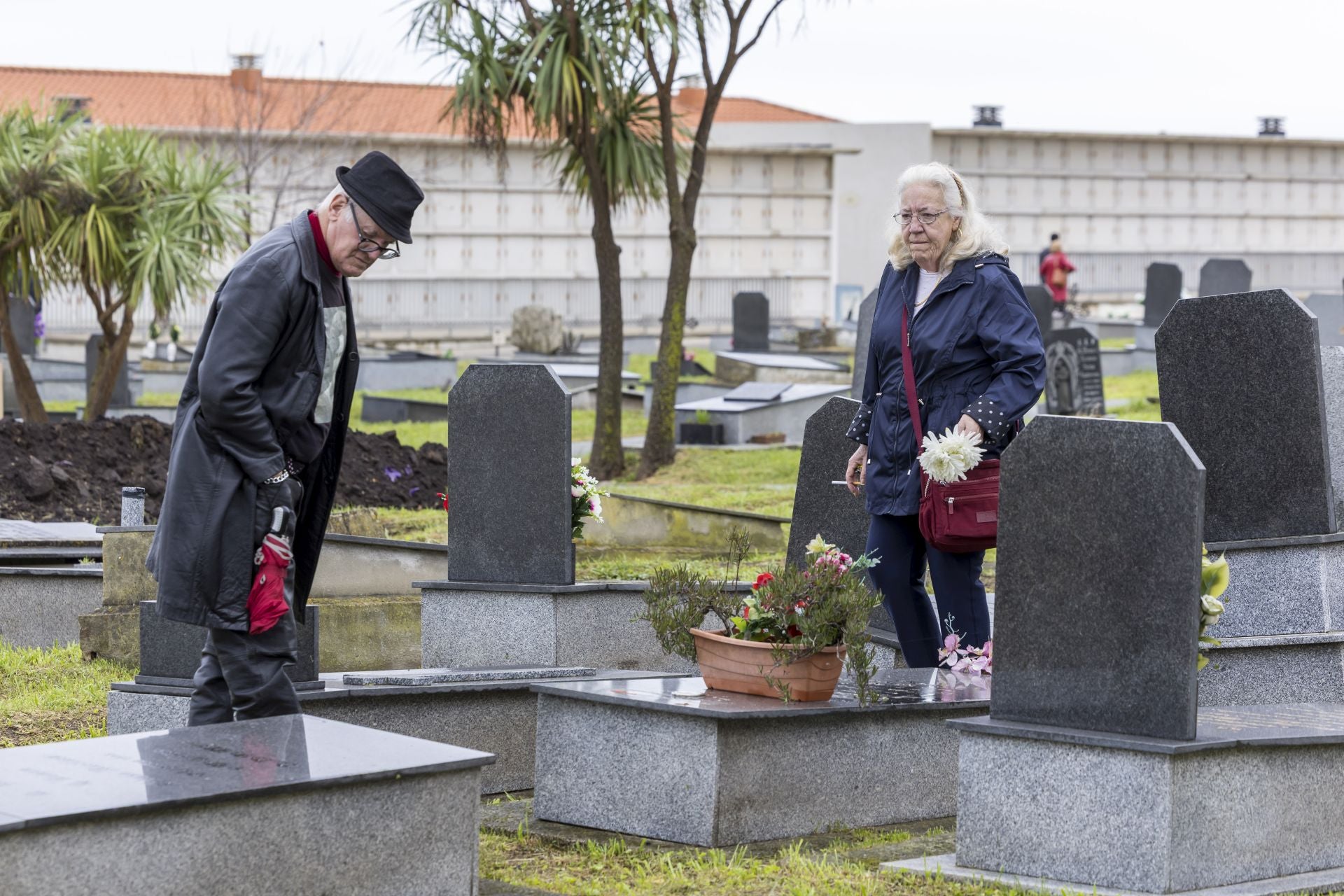 Una pareja junto a varias de las tumbas.