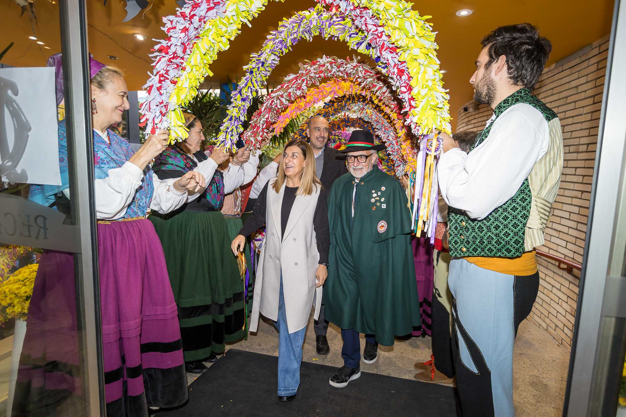 María José Sáenz de Buruaga, Alfonso Fraile (presidente de la Cofradía de los Cocidos de Cantabria) y Javier López Estrada, recibidos por la Agrupación de Danzas de Tanos en el Círculo de Recreo de Torrelavega. 