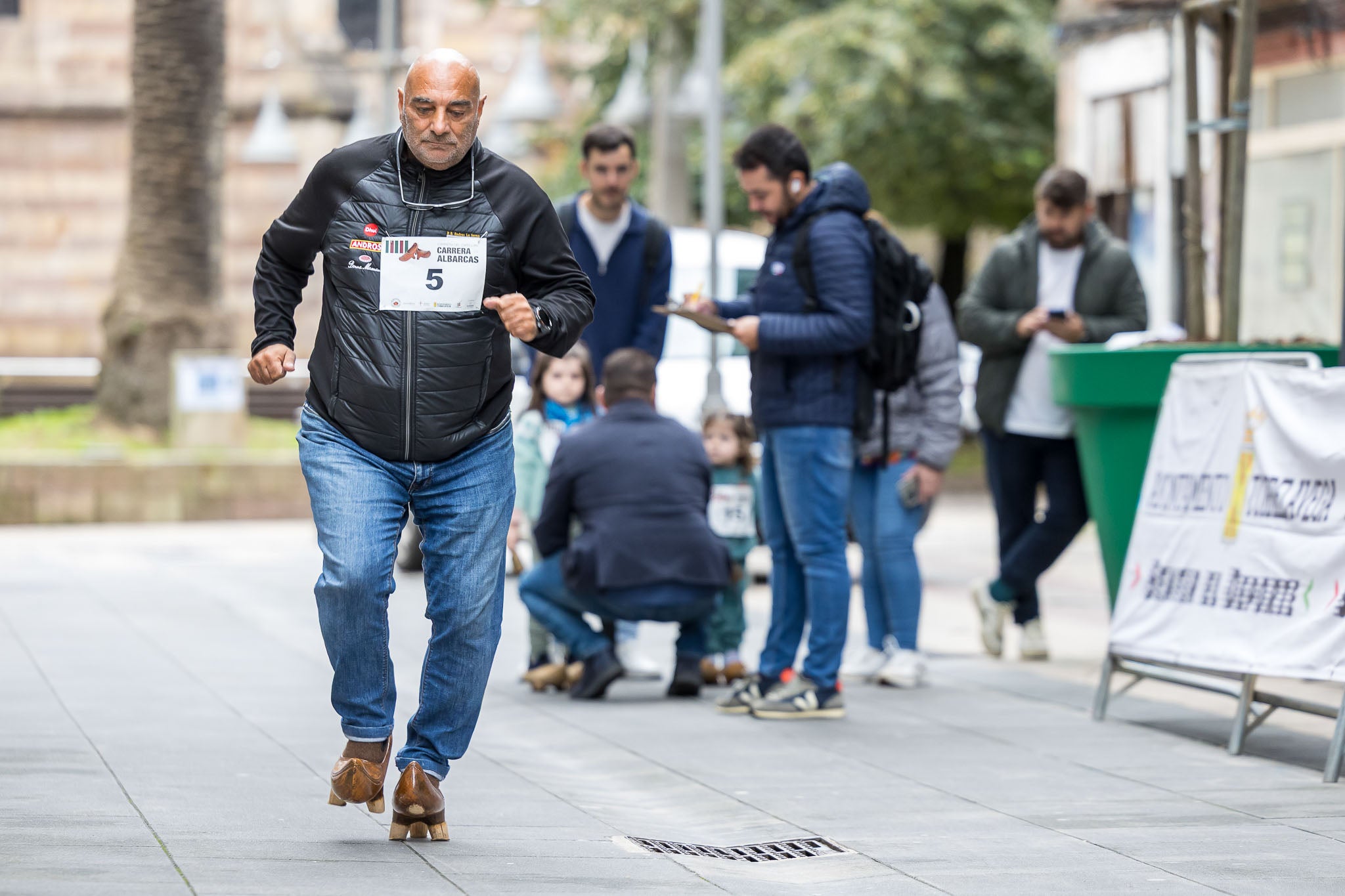 Francisco Javier Ocenio, vecino del Barrio Covadonga, inicia la marcha desde la Asunción con sentido a la iglesia de la Virgen Grande, durante la carrera de albarcas.