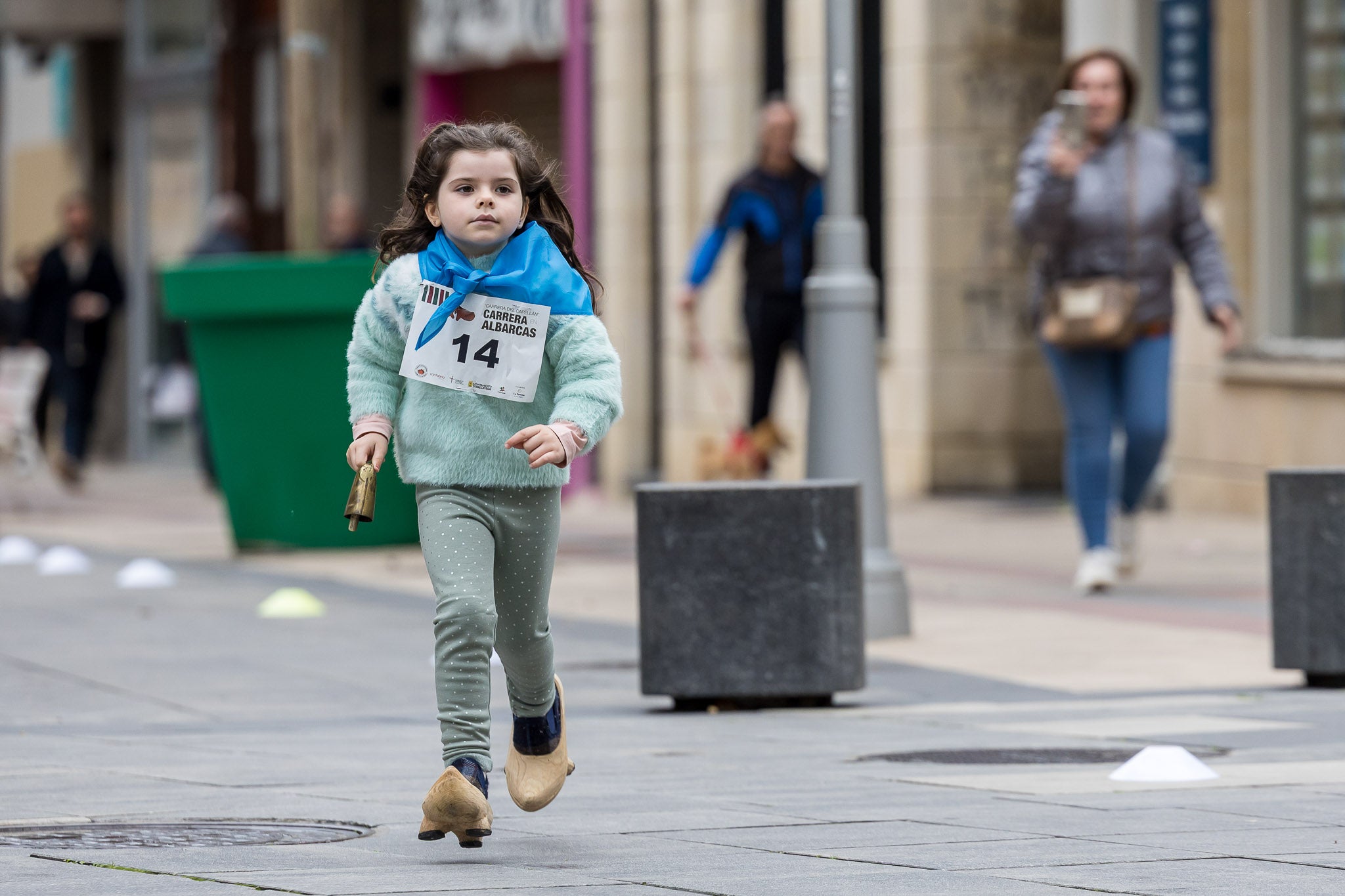 Mía Fernández Rodríguez, de cuatro años, avanza durante la marcha, en la que también participaría su hermana menor, Telva (de solo dos años). 