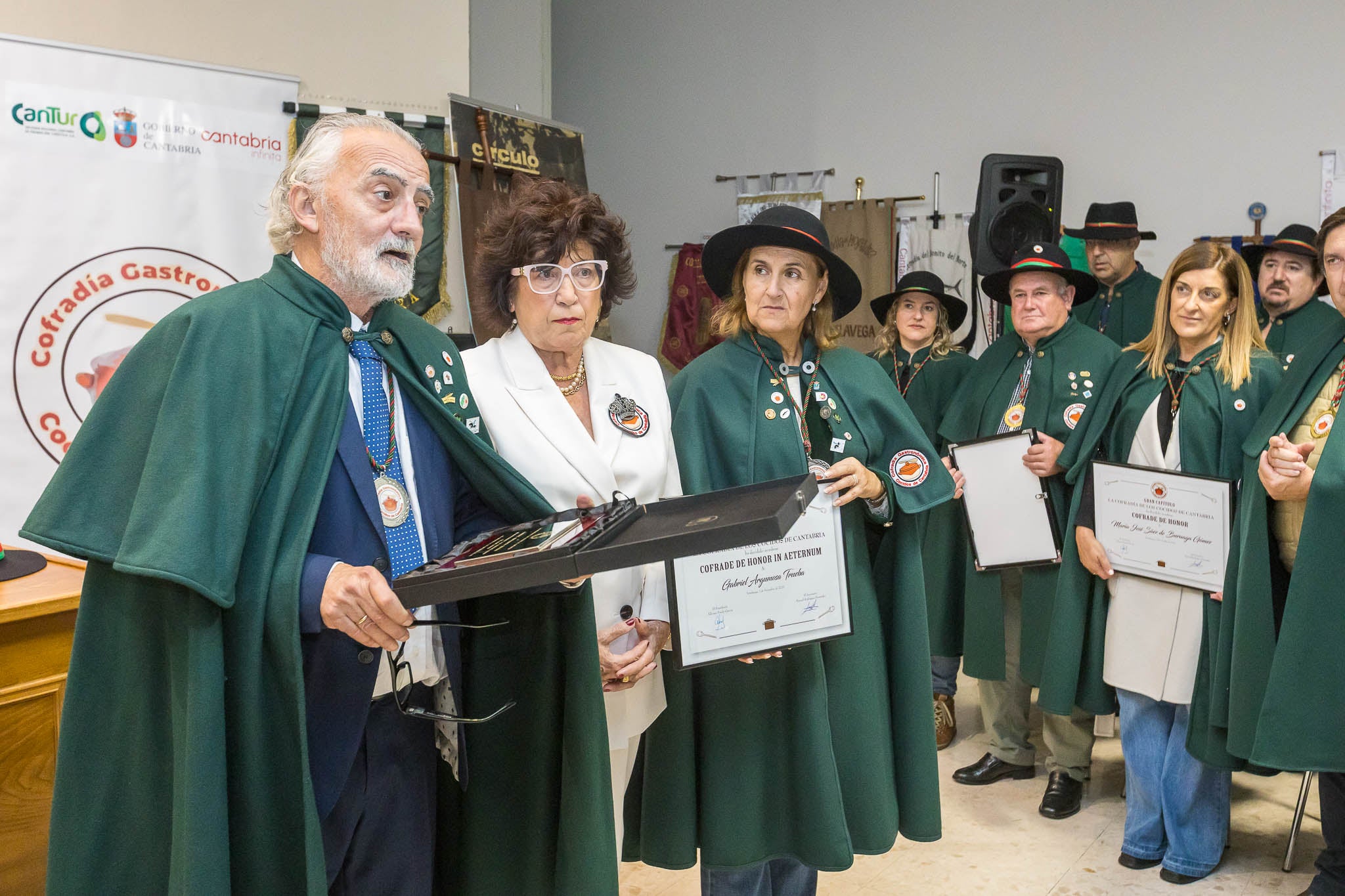 Alfonso Fraile, presidente de la Cofradía, dedicó unas sentidas palabras al difunto expresidente Gabriel Argumosa, junto a la mujer de este, Estela Echave Martínez. 