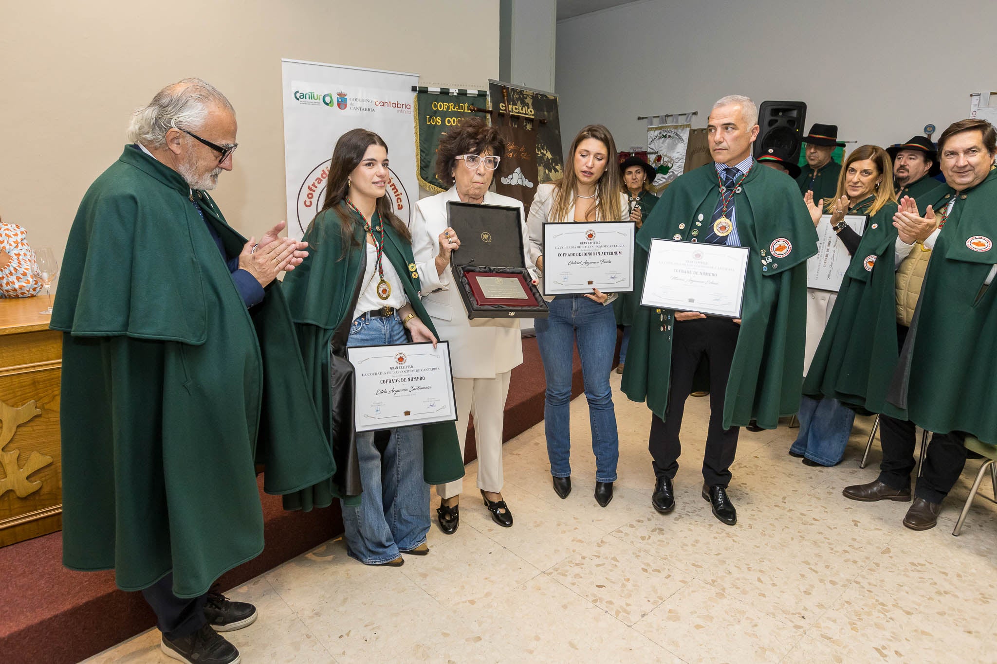 Los familiares de Gabriel Argumosa, expresidente de la Cofradía fallecido este año, fueron homenajeados y reconocidos como nuevos miembros de la entidad. 