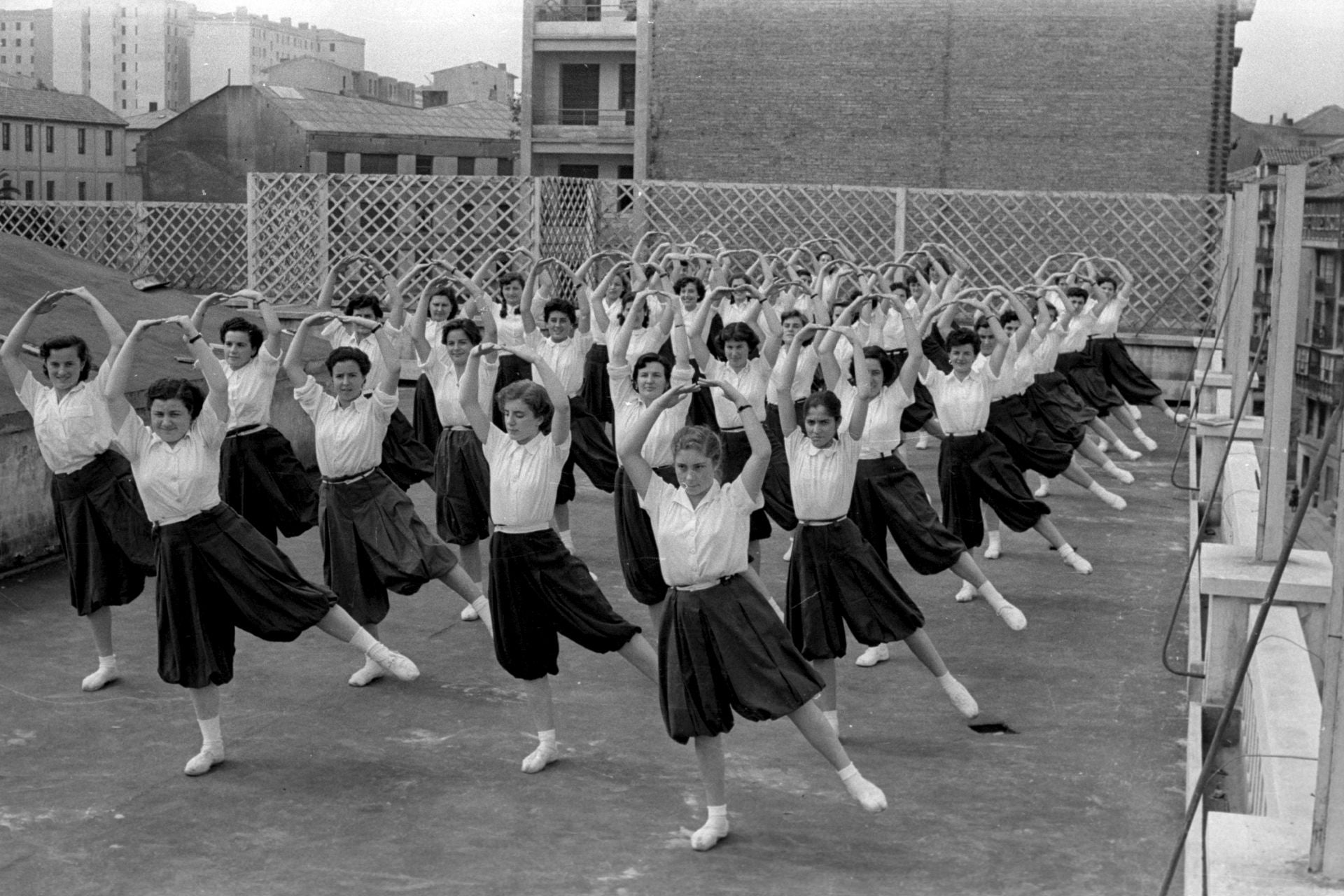 'Practicando gimnasia rítmica'. Agosto de 1954.
