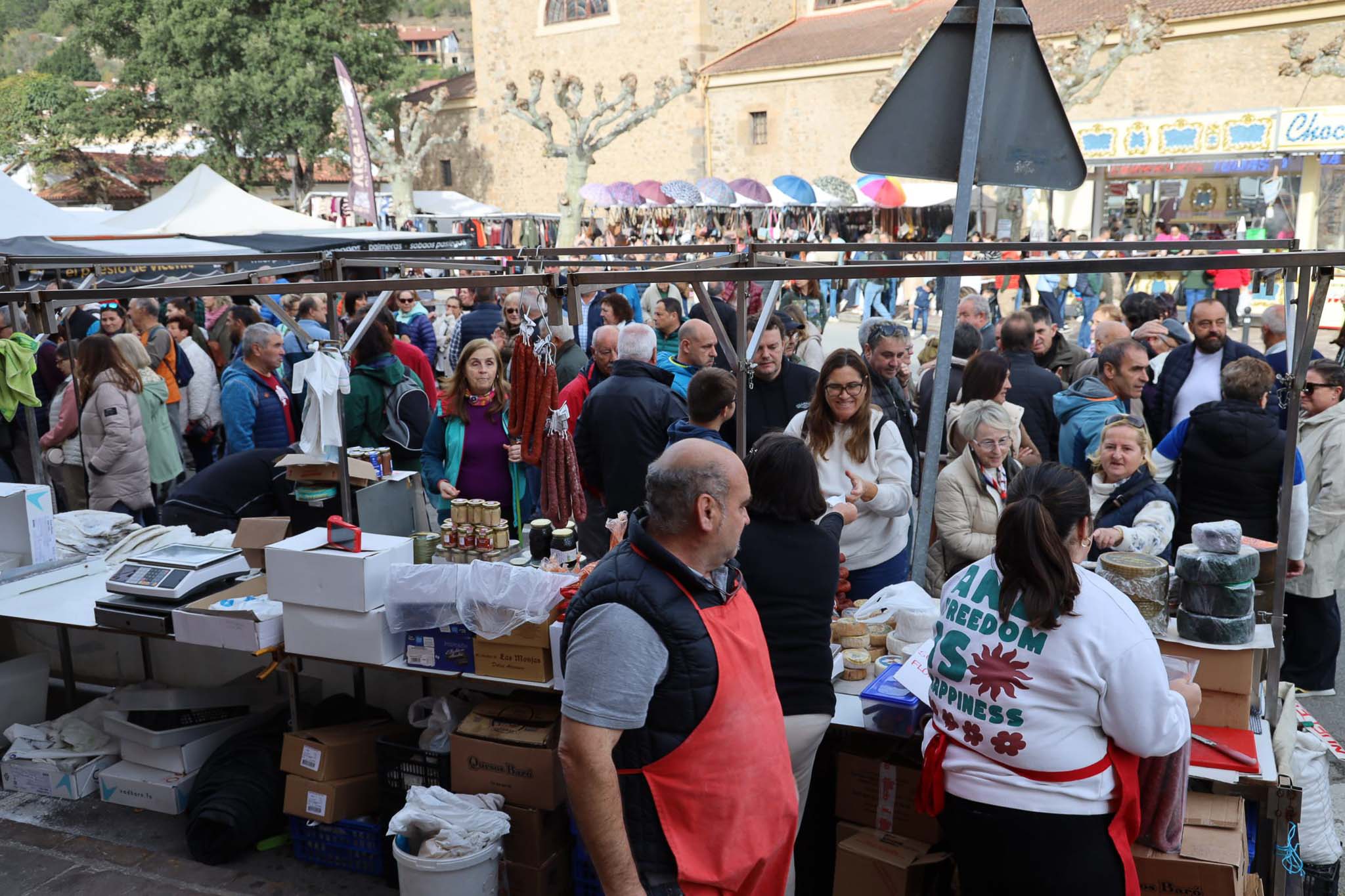 Imagen de la gran afluencia de visitantes que registró ayer Liébana. 