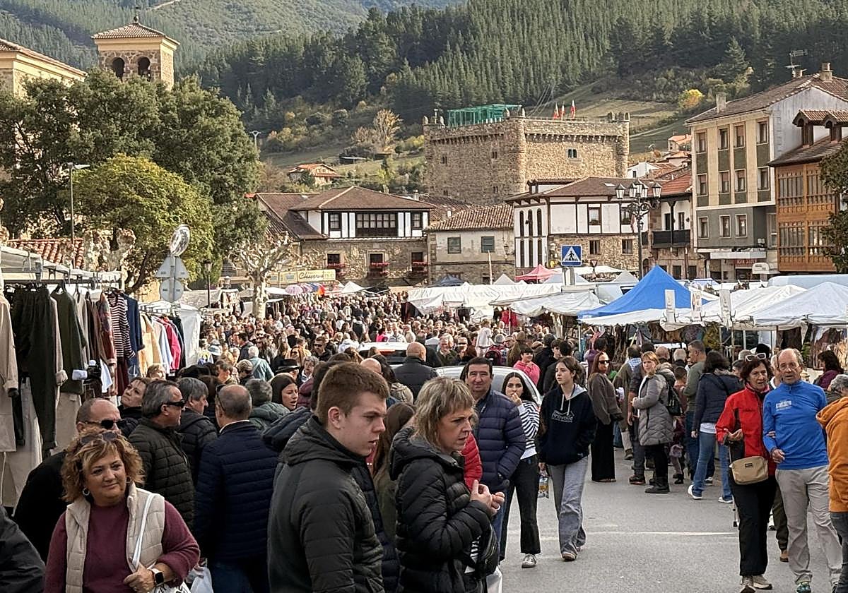 Un concurrido mercado de Los Santos en Potes