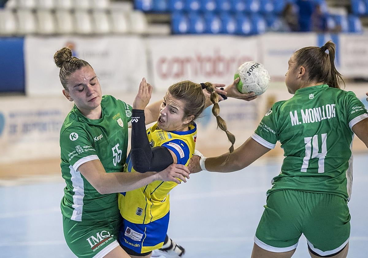 Aida Brull, del Uneatlántico Pereda, intenta zafarse de dos rivales.