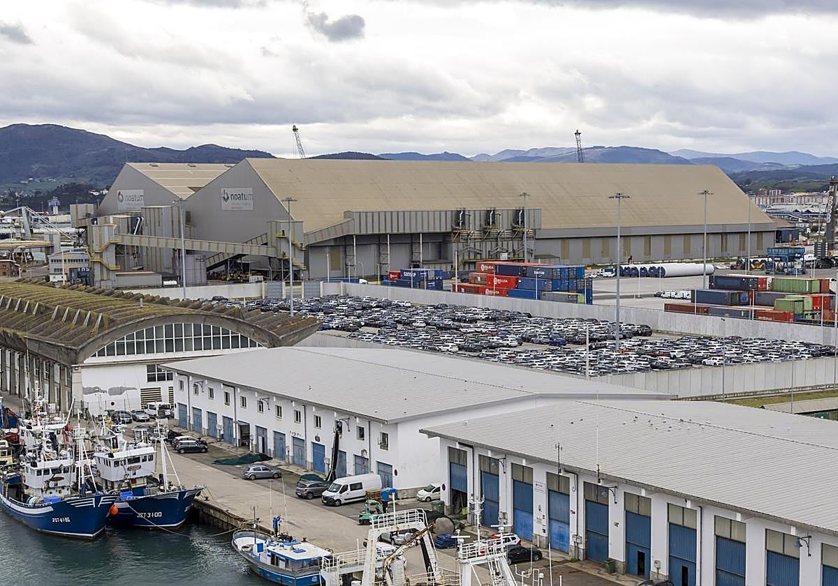 Parcela solicitada por Boluda en el Puerto, con un muro perimetral y detrás de la lonja de Santander junto a la ZAL.