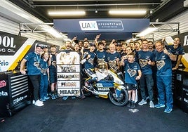 Brian Uriarte, en su box, con su equipo celebrando el título.