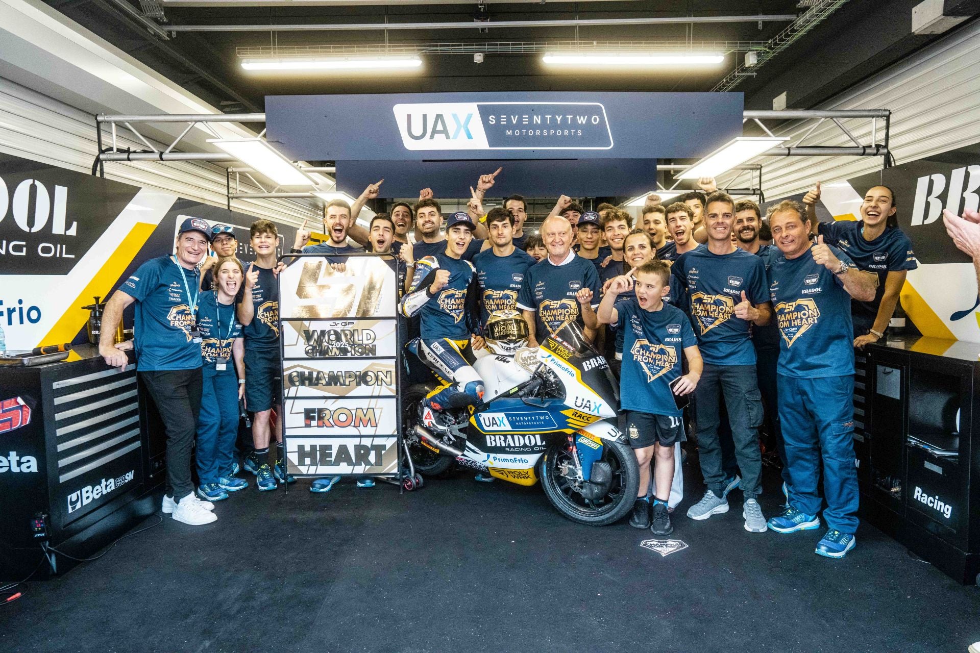 Brian Uriarte, en su box, con su equipo celebrando el título.