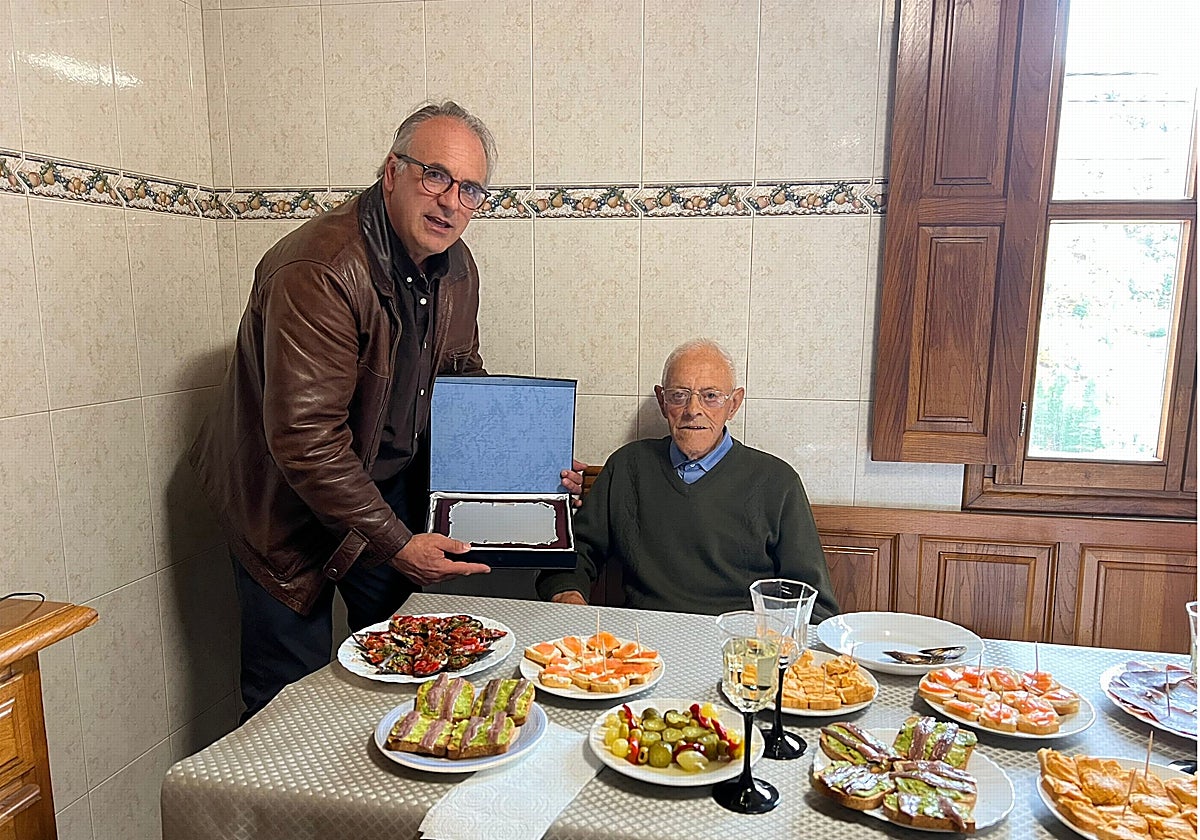 El alcalde de Vega de Liébana hizo entrega a Santos Salceda de una placa con motivo de su centenario