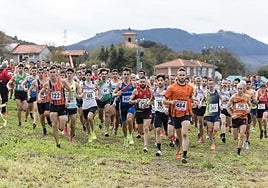 Los atletas de la categoría masculina, tras la salida.