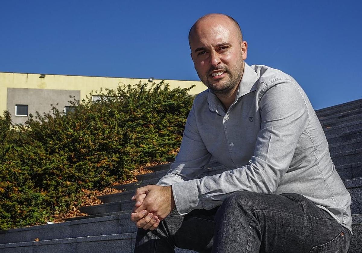 El coordinador regional de Izquierda Unida, frente a la Escuela de Minas de Torrelavega.