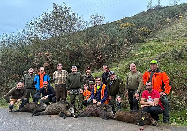 Miembros de la cuadrilla 40, dirigida por Ignacio Cosío, con los cuatro jabalíes cazados en La Bacera. dm