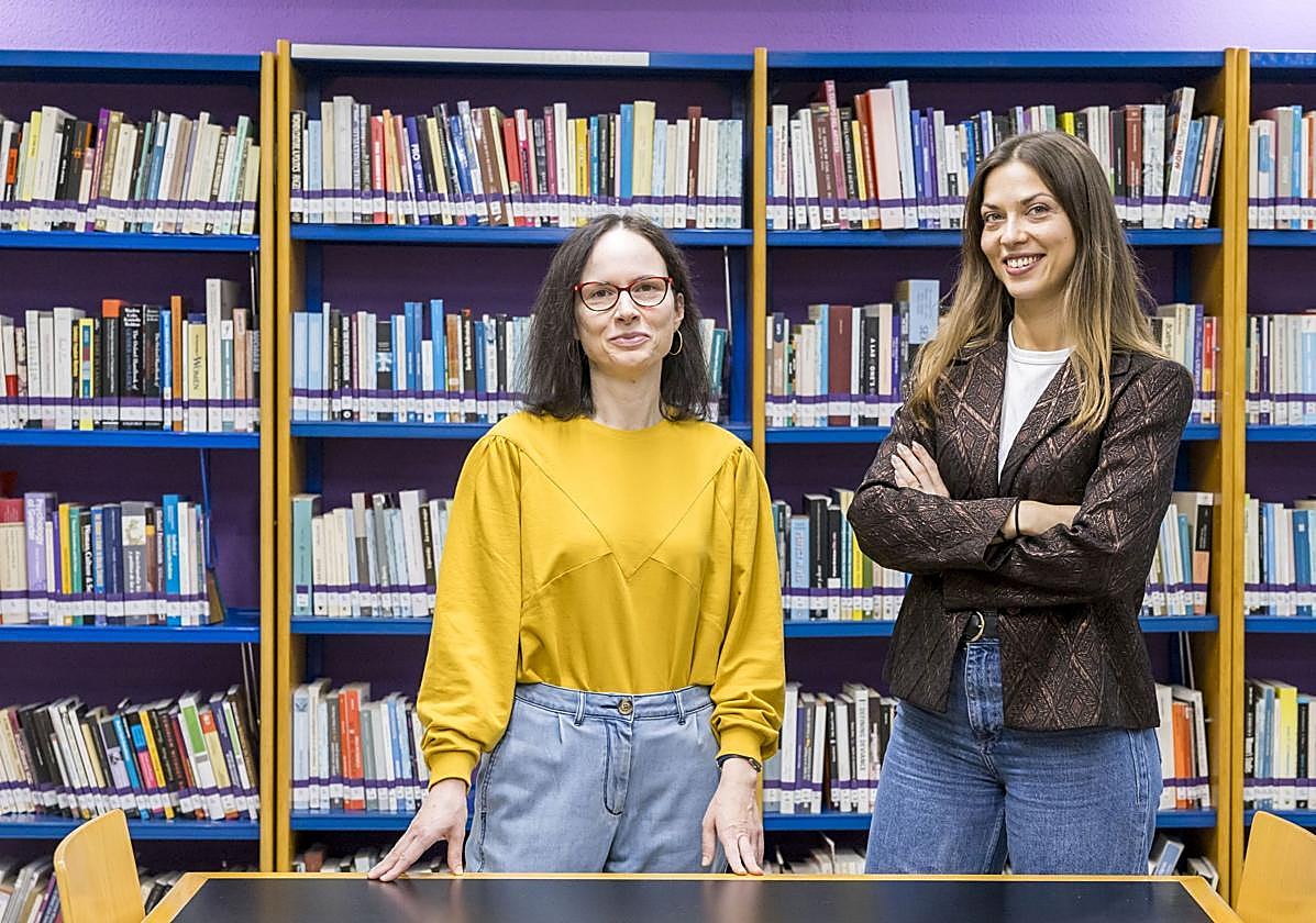 Blanca Llanes y Palmerina González, en la biblioteca del edificio Interfacultativo, en el campus de Las Llamas de Santander.