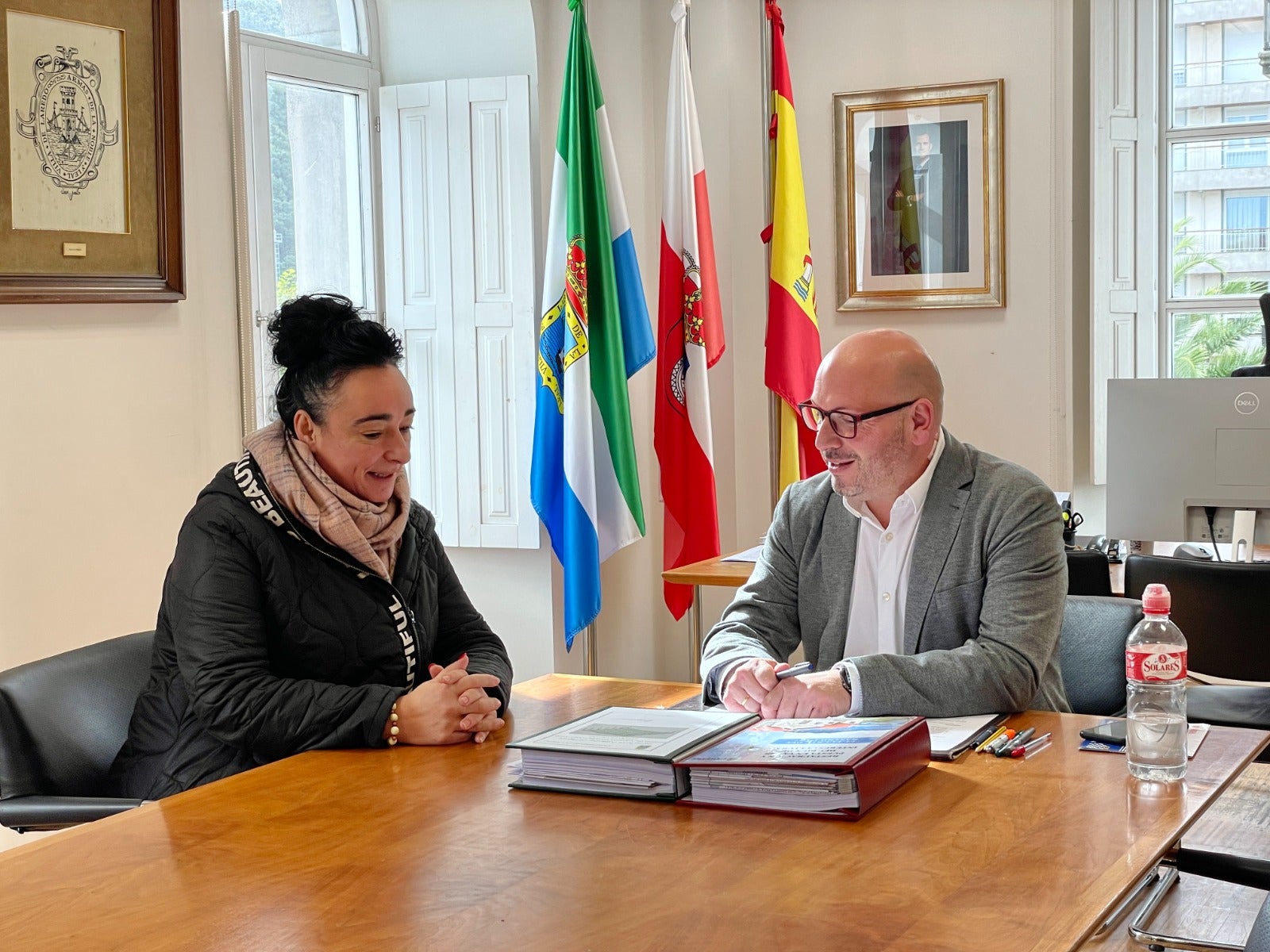 La portavoz de Hacemos Laredo, Rosalina López y el alcalde, Miguel González, el día que firmaron el pacto de Gobierno en enero de 2024.