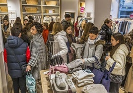 Primer día de rebajas en un comercio de Santander.