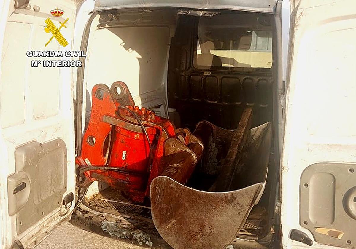 Encontraron un cazo robado dentro de la furgoneta en la que los autores pretendían huir.