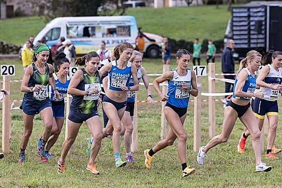Irene Pelayo, ganadora femenina, ya al frente del melotón de su categoría, seguida por Vanesa del Río y Lidia Macho
