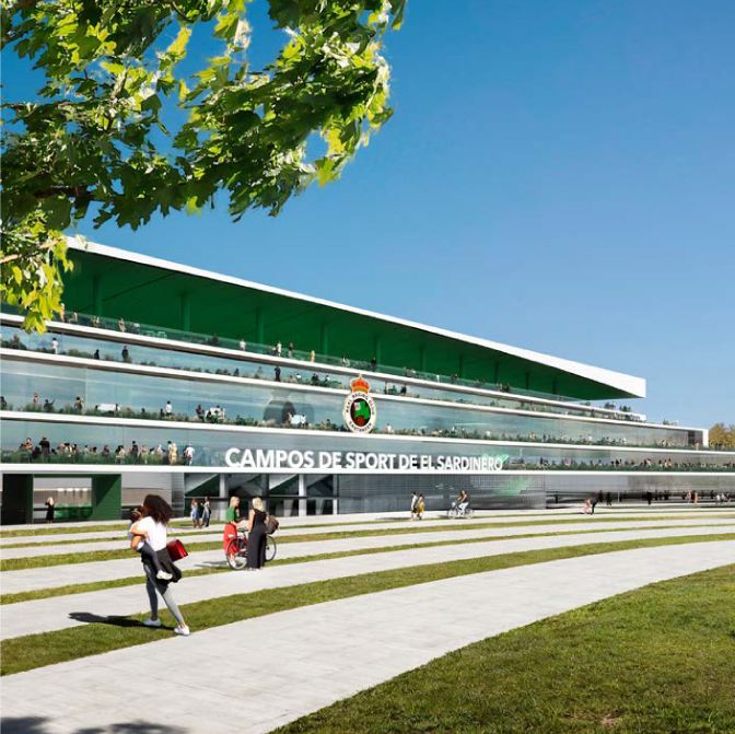 Vista desde la propia plaza de la fachada del estadio (zona este), que comunica con el parque de Mesones.