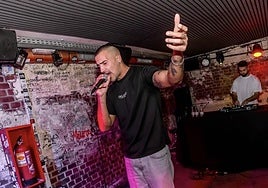 El cántabro Diego Loma durante uno de sus conciertos en Granada donde reside.