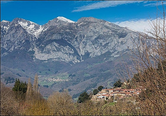 Valle de Bedoya, con Peña Sagra al fondo.