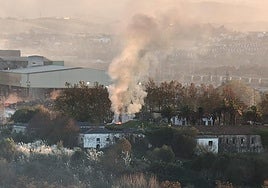 Imagen del humo que salía, durante la tarde de este lunes, de La Remonta, en Santander.