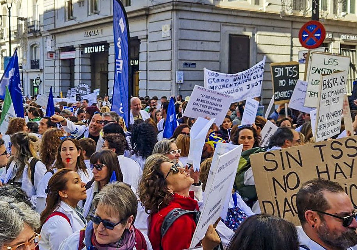 Manifestación de técnicos superiores sanitarios, este lunes, en Madrid.