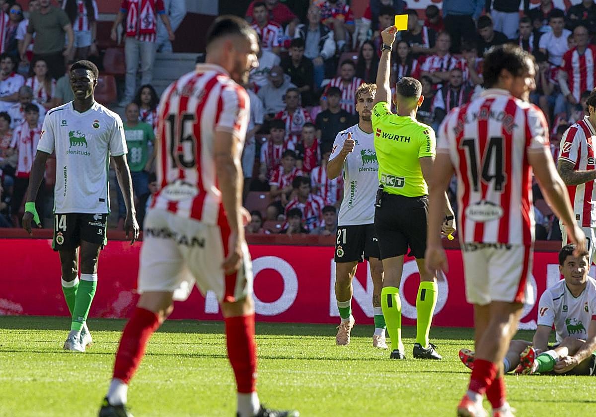 Manuel Jesús Orellana amonesta a Pablo Ramón en el partido frente al Sporting.