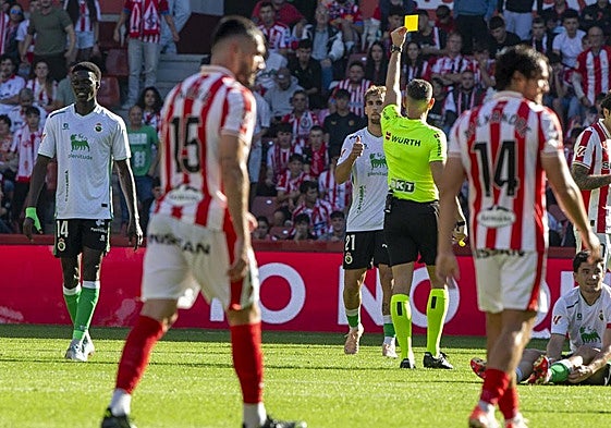 Manuel Jesús Orellana amonesta a Pablo Ramón en el partido frente al Sporting.