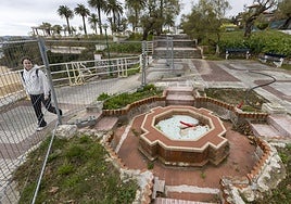 Una joven pasea, ayer, por el entorno de las obras de los Jardines de Piquío.