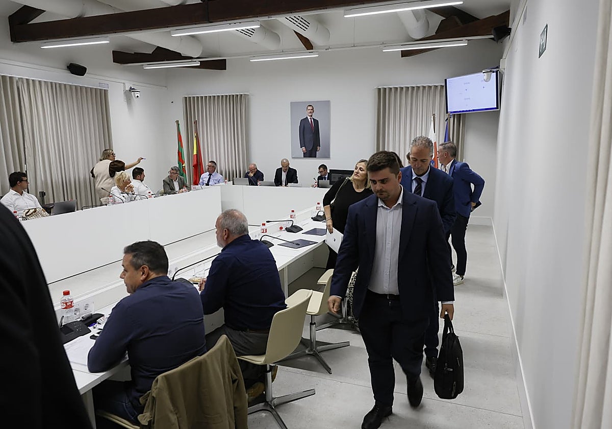 Momento en el que los concejales del PP abandonan el Pleno de Torrelavega.