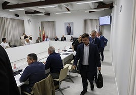 Momento en el que los concejales del PP abandonan el Pleno de Torrelavega.