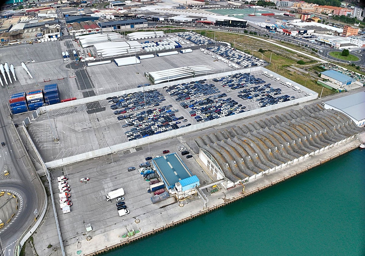 Nueva parcela de Boluda en el Puerto de Santander, cerrada con un muro perimetral y en la imagen con coches estacionados.