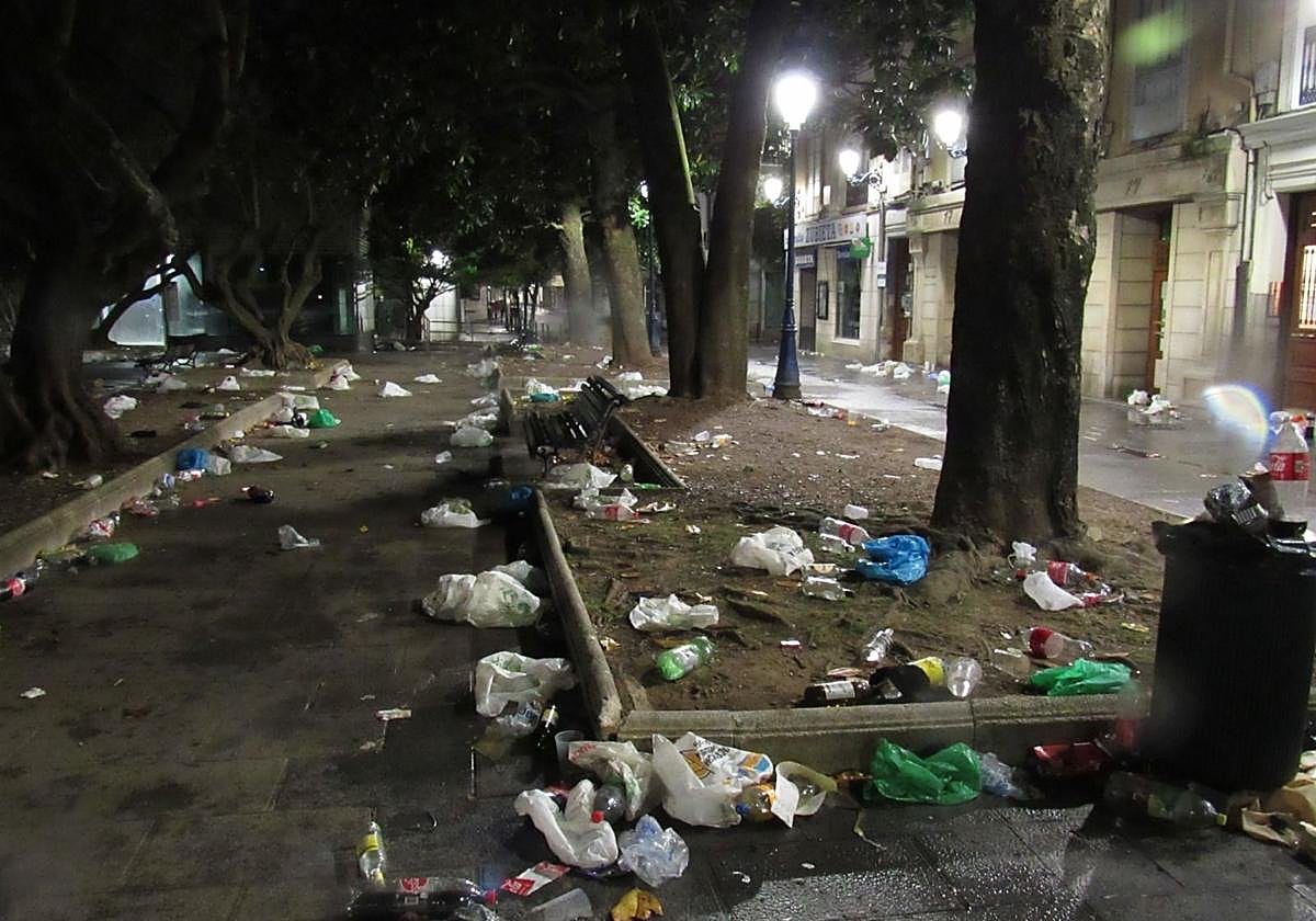 La Plaza de Pombo tras el botellón que se celebró el viernes pasado, durante la noche de Halloween.