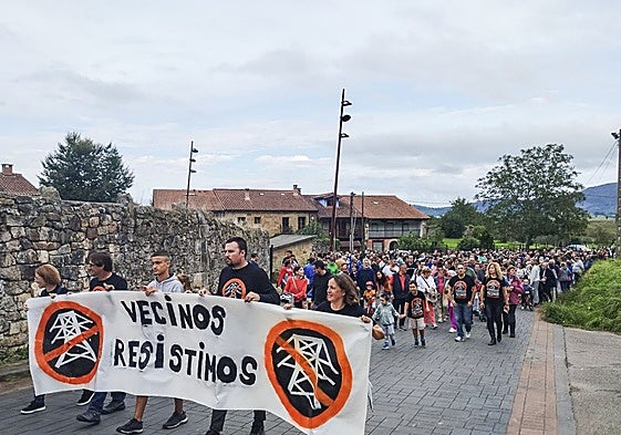 Protesta de vecinos contra el polígono de Briesa proyectado en Penagos y que afecta a otros municipios de la zona.