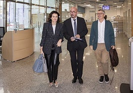 César Pascual llega a la rueda de prensa junto a María Souto y Luis Carretero.