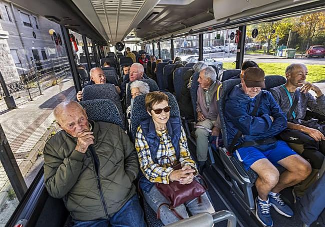 Los viajeros hacen trasbordo en la estación de El Astillero.