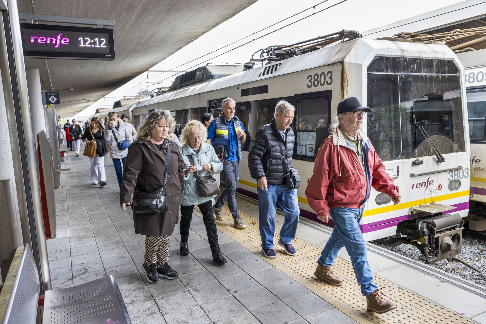 Los usuarios llegan a la estación de Santander.