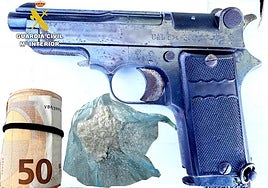 Arma, droga y dinero incautados al detenido.