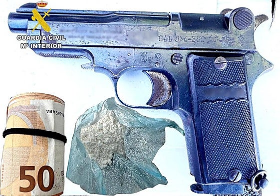 Arma, droga y dinero incautados al detenido.